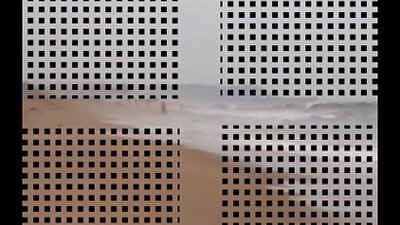 Slēptā kamera pludmalē fiksē kailas precētas sievietes ar atsegtu kailu incīti